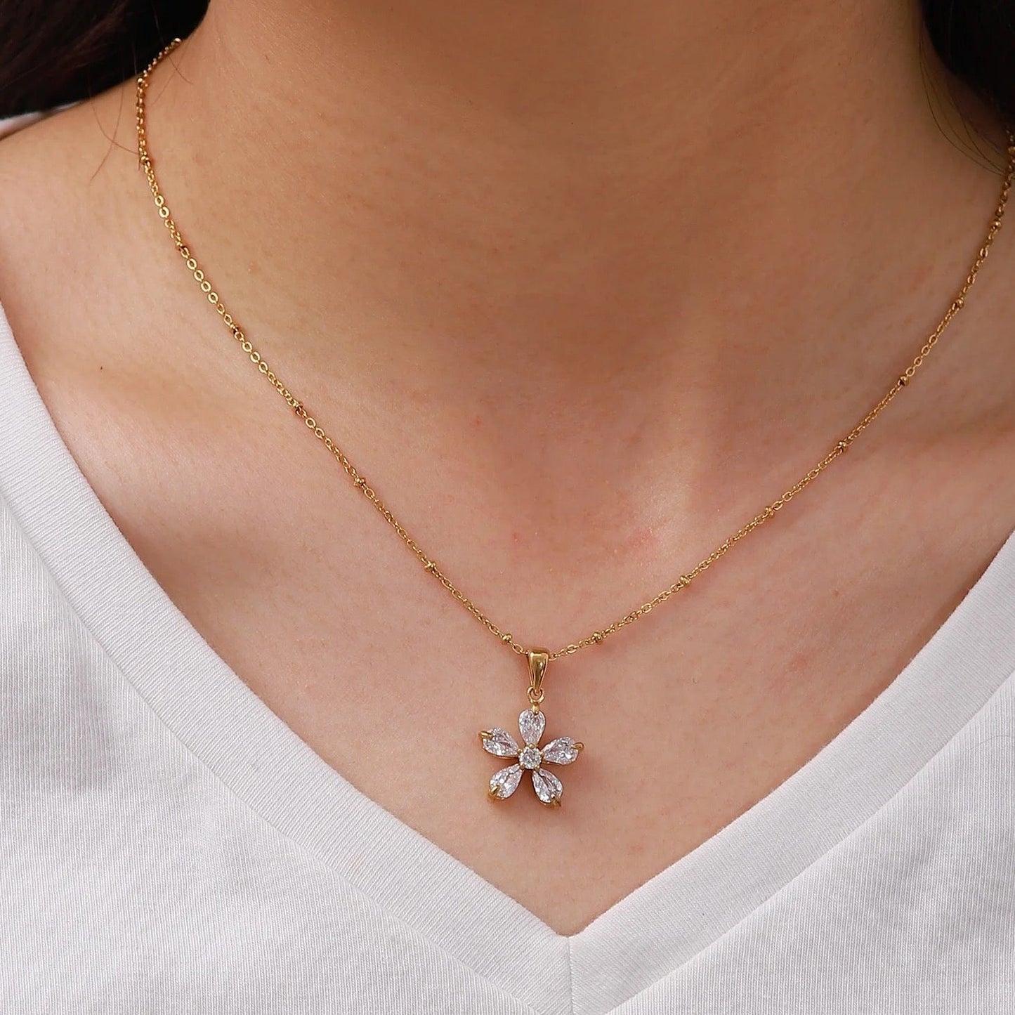 Flower Pendant Necklace Gold