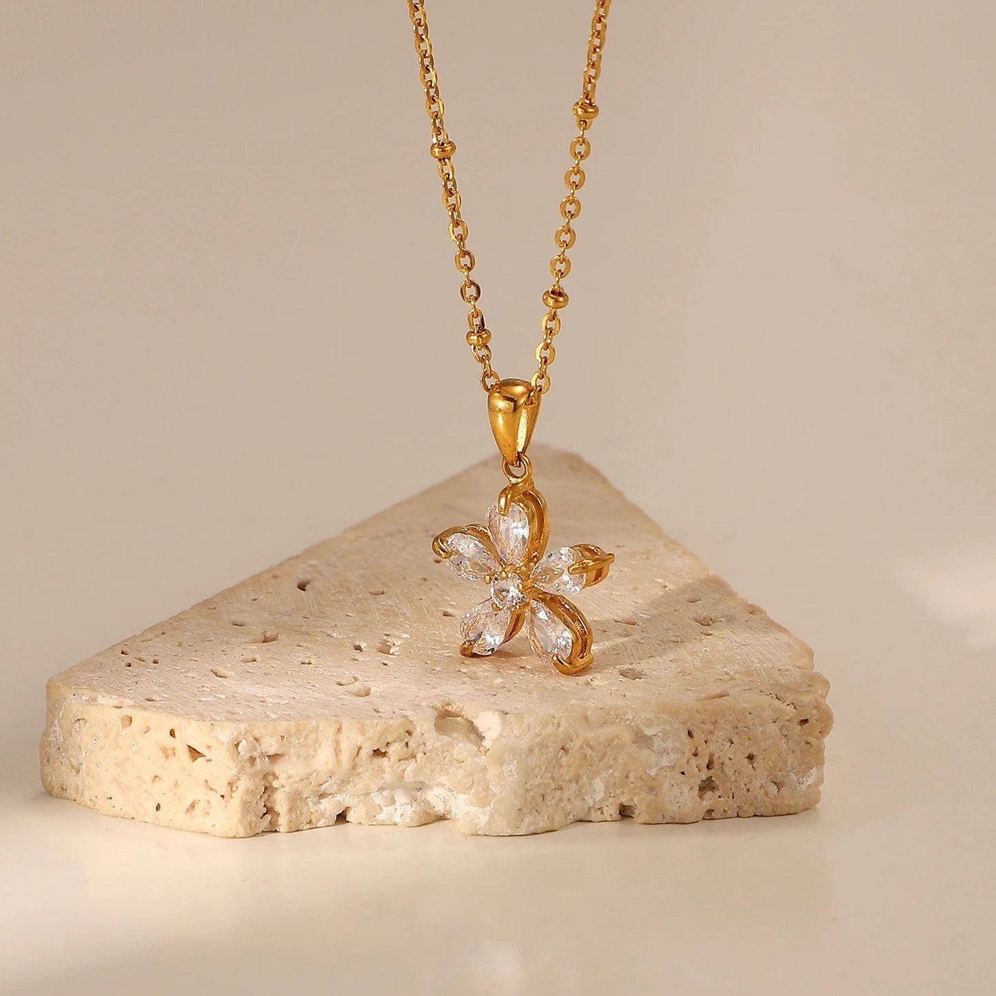 Flower Pendant Necklace Gold